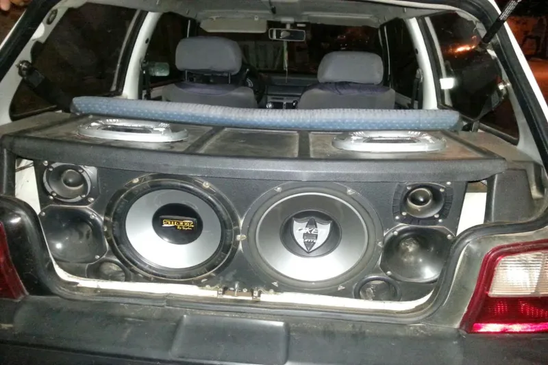 Denúncia de som alto resulta na apreensão de carro adulterado em Itamaraju Denúncia de som alto resulta na apreensão de carro adulterado em Itamaraju