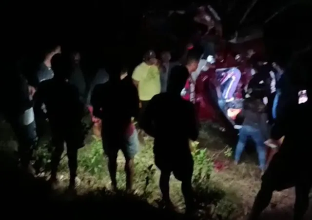 Acidente deixa quatro feridos da mesma família na rodovia Jucuruçu–Medeiros Neto Acidente deixa quatro feridos da mesma família na rodovia Jucuruçu–Medeiros Neto