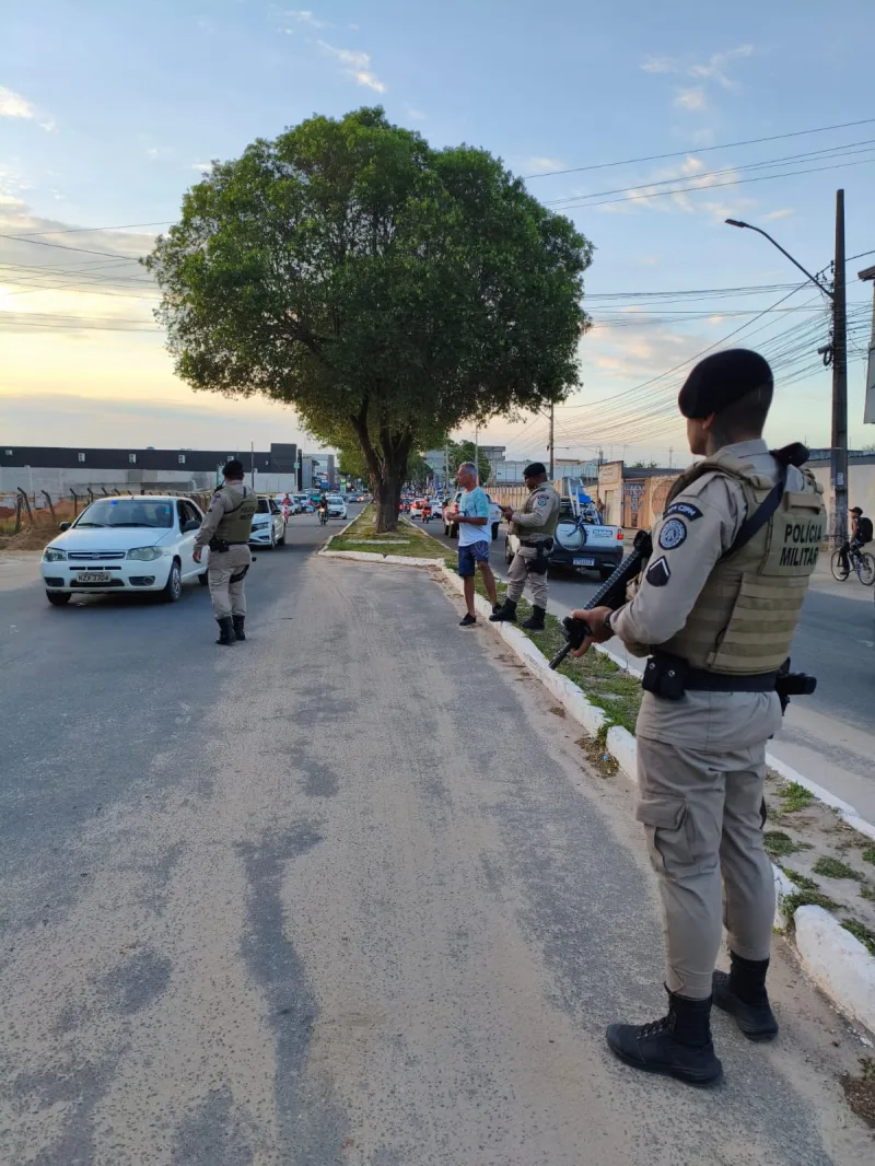 Polícia Militar realiza blitz na Avenida São Paulo e remove veículo para o pátio da Transguard.