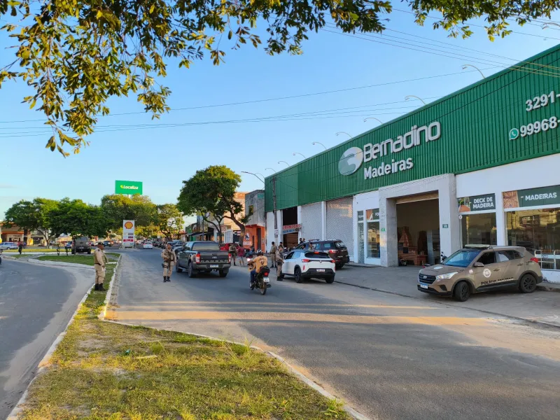 Polícia Militar realiza blitz na Avenida São Paulo e remove veículo para o pátio da Transguard.