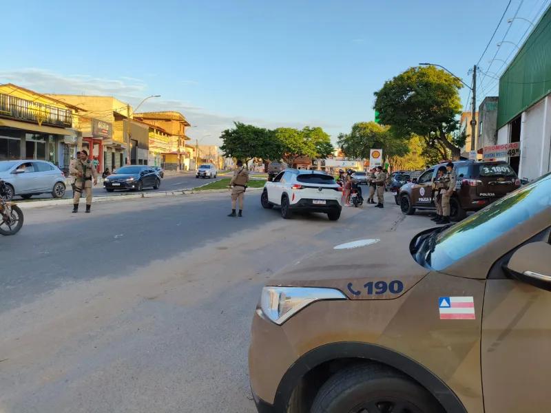 Polícia Militar realiza blitz na Avenida São Paulo e remove veículo para o pátio da Transguard.