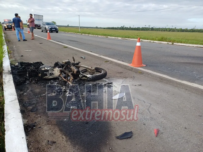 Motociclista fica gravemente ferido após colidir com carreta na BR-101