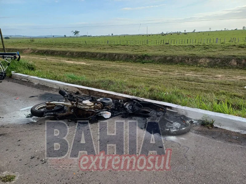 Motociclista fica gravemente ferido após colidir com carreta na BR-101