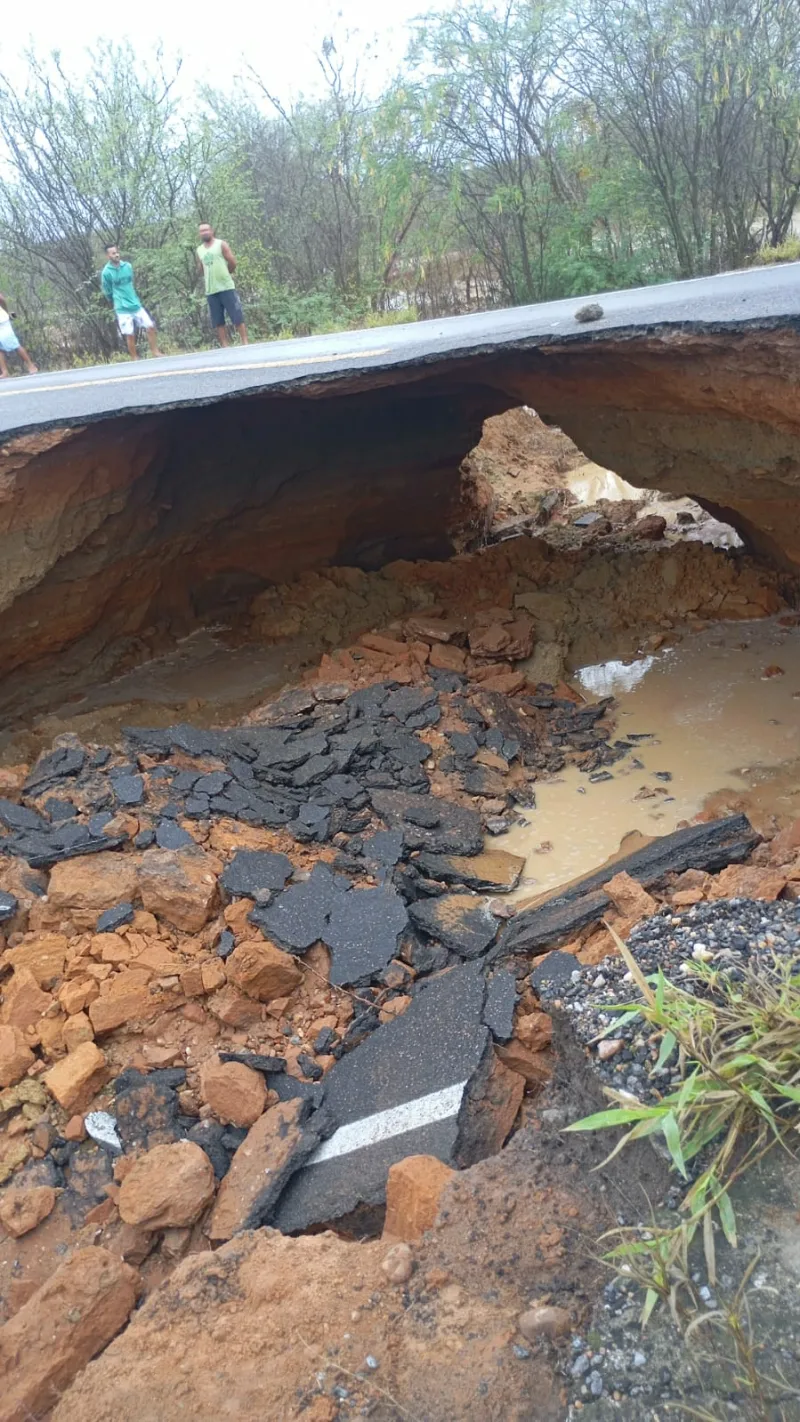 Fortes chuvas provocam desabamento e interditam BR-116, no Nordeste da Bahia