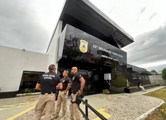 Casal é encontrado morto a tiros em estacionamento de mercado na Bahia