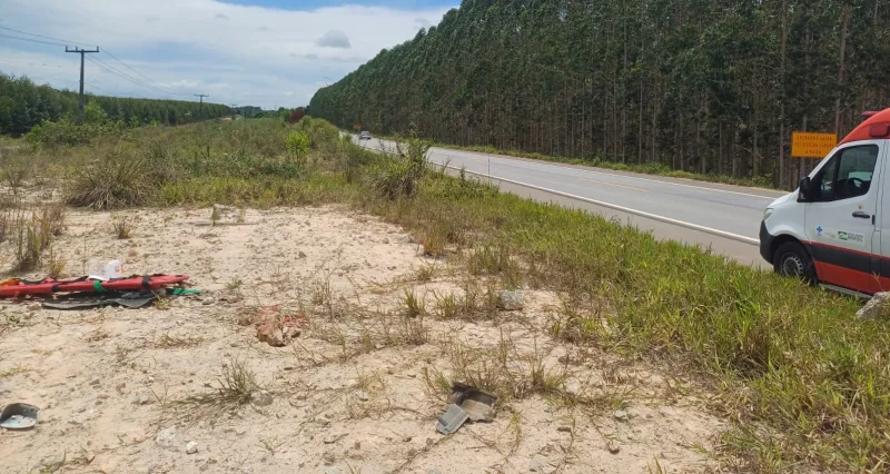 Uma pessoa ficou gravemente ferida após motorista capotar carro ao desviar de cachorro na BR-418  em Nova Viçosa. 