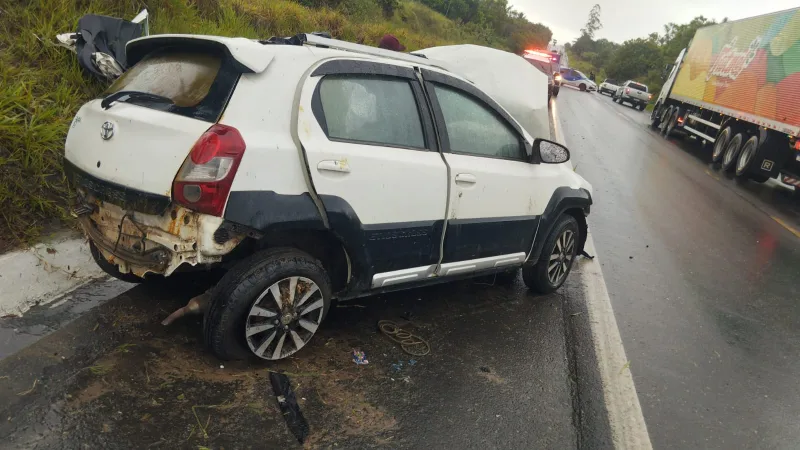 Uma pessoa morreu e outra ficou gravemente ferida durante ultrapassagem na BR 101 em Teixeira de Freitas