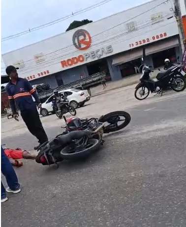 Colisão entre duas motos deixa três feridos em estado grave na BR-101, em Teixeira de Freitas Colisão entre duas motos deixa três feridos em estado grave na BR-101, em Teixeira de Freitas