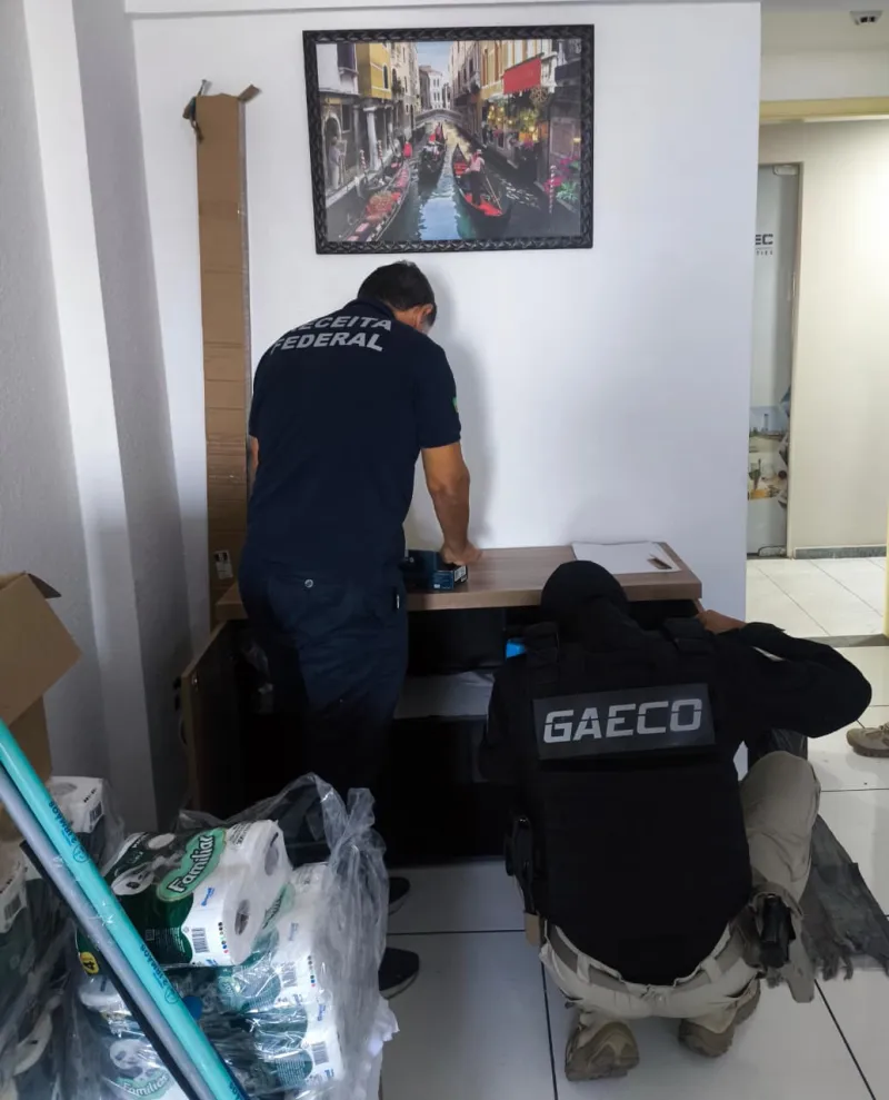 Operação Poço de Lobato expõe megaesquema de sonegação no setor de combustíveis e apreende dinheiro e esmeraldas Operação Poço de Lobato expõe megaesquema de sonegação no setor de combustíveis e apreende dinheiro e esmeraldas