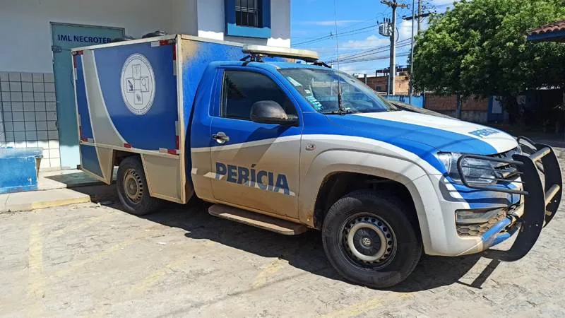 Homem é encontrado morto com marcas de facadas durante a madrugada em Alcobaça; polícia investiga o caso