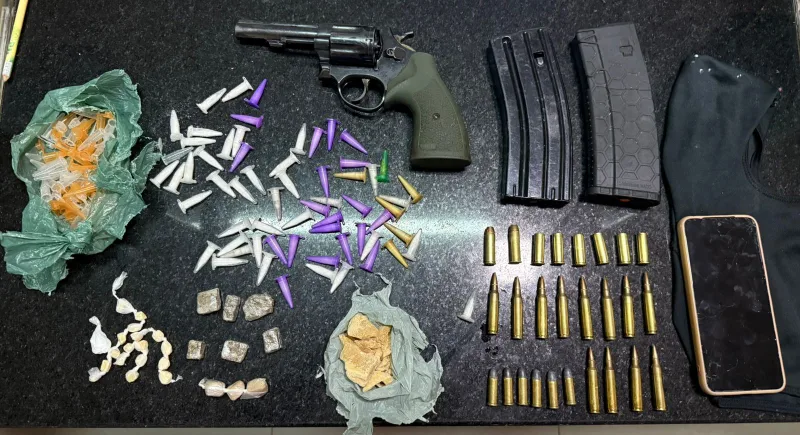 PMBA, apreende arma de fogo e drogas durante  confronto no Bairro Arnaldão em Eunápolis