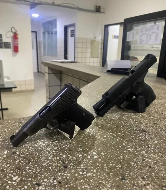 Dois suspeitos morem após troca de tiros com a polícia em Medeiros Neto. Duas pistolas foram apreenddas