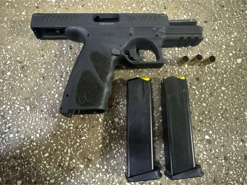 Polícia Militar prende dois homens em Teixeira de Freitas após disparos; pistola é apreendida