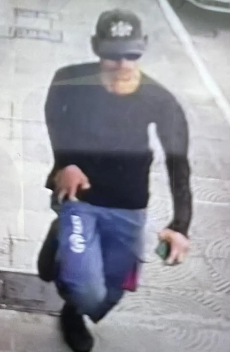 Polícia Civil divulga imagem de assassino de Emanuel Messias dentro de loja no Centro de Teixeira de Freitas Polícia Civil divulga imagem de assassino de Emanuel Messias dentro de loja no Centro de Teixeira de Freitas