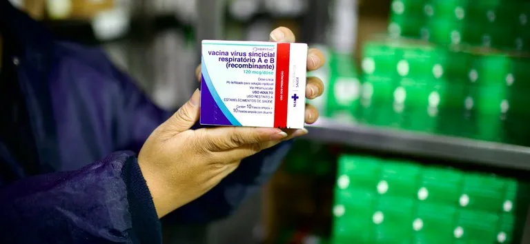  Bahia recebe mais de 44 mil doses da vacina contra o vírus sincicial respiratório nesta quarta-feira (3)