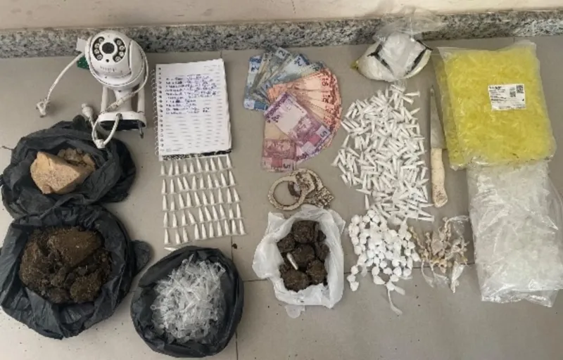 Polícia apreende grande quantidade de drogas e animais silvestres em Eunápolis Polícia apreende grande quantidade de drogas e animais silvestres em Eunápolis