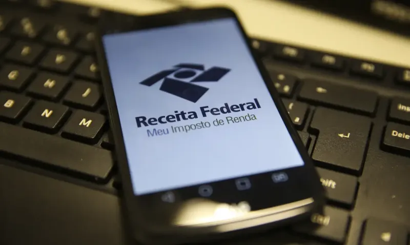 Receita Federal adia regra de notas fiscais e dá fôlego extra às empresas no fim do ano A Receita Federal e o Encat (Encontro Nacional de Coordenadores e Administradores Tributários Estaduais) decidiram que o preenchimento dos campos referentes ao IBS/CBS não será exigido como regra de validação em janeiro de 2026, por meio da nota técnica 1.33, divulgada nesta segunda-feira (1º). Em termos práticos, a decisão significa que as notas fiscais emitidas a partir de janeiro de 2026 não serão rejeitadas pela ausência de preenchimento dos campos referentes ao IBS/CBS, mas a obrigatoriedade legal de informar os novos tributos está mantida, ainda que não gere impedimento no ambiente de autorização. Ainda não há uma data determinada, mas a expectativa é de que a exigência ocorra nos meses seguintes. A partir de 1º de janeiro de 2026, a Reforma Tributária entra em etapa de transição e as empresas (com exceção do Simples Nacional) deverão informar o IBS (Imposto sobre Bens e Serviços) e a CBS (Contribuição sobre Bens e Serviços) para a emissão das notas fiscais (NF-e e NFC-e). Nessa primeira etapa de testes, que vai até 31 de dezembro de 2026, serão calculadas alíquotas simbólicas de 0,1% (um décimo por cento) para o IBS e de 0,9% (nove décimos por cento) para o CBS, que serão compensados com os tributos já cobrados (PIS/Cofins, ICMS e ISS), sem aumento efetivo na carga tributária. É importante destacar que, conforme § 1° do Art. 348 da Lei 214/25, a dispensa do recolhimento do IBS e da CBS relativo aos fatos geradores ocorridos no ano 2026 estão condicionados ao cumprimento das obrigações acessórias previstas na legislação – a emissão da NF com destaque do IBS e CBS e as que venham a ser criadas. O presidente do Conselho Regional de Contabilidade da Bahia (CRCBA), o contador Sérvio Túlio dos Santos de Moura, alerta para a necessidade das empresas verificarem se seus sistemas estão prontos para a inclusão dos novos códigos de tributação nacional e da inclusão dos campos de IBS e CBS. “A reforma tributária traz muitos desafios aos empresários e aos profissionais contábeis. O primeiro é enfrentar o momento de transição, em que teremos que conviver com dois modelos de tributação simultaneamente, o que vai demandar investimento em sistemas preparados para o preenchimento dos novos campos (IBS/CBS)”. “Com o adiamento da rejeição das notas fiscais, as empresas terão mais tempo para se adequar à nova exigência, mas para fins de conformidade fiscal é importante que o preenchimento dos novos campos seja atendido dentro do prazo estabelecido”, alerta o presidente. As empresas do Simples Nacional estarão obrigadas a informar o IBS e o CBS no preenchimento de notas fiscais em 2027, quando iniciará a cobrança plena do IBS e o IPI será reduzido a zero para a maioria dos produtos, exceto os fabricados na Zona Franca de Manaus. De 2029 a 2032, o CBS será implantado progressivamente, até substituir em suas totalidades o ICMS (Imposto sobre Circulação de Mercadorias e Prestação de Serviços) e ISS (Imposto Sobre Serviços). Receita Federal adia regra de notas fiscais e dá fôlego extra às empresas no fim do ano A Receita Federal e o Encat (Encontro Nacional de Coordenadores e Administradores Tributários Estaduais) decidiram que o preenchimento dos campos referentes ao IBS/CBS não será exigido como regra de validação em janeiro de 2026, por meio da nota técnica 1.33, divulgada nesta segunda-feira (1º). Em termos práticos, a decisão significa que as notas fiscais emitidas a partir de janeiro de 2026 não serão rejeitadas pela ausência de preenchimento dos campos referentes ao IBS/CBS, mas a obrigatoriedade legal de informar os novos tributos está mantida, ainda que não gere impedimento no ambiente de autorização. Ainda não há uma data determinada, mas a expectativa é de que a exigência ocorra nos meses seguintes. A partir de 1º de janeiro de 2026, a Reforma Tributária entra em etapa de transição e as empresas (com exceção do Simples Nacional) deverão informar o IBS (Imposto sobre Bens e Serviços) e a CBS (Contribuição sobre Bens e Serviços) para a emissão das notas fiscais (NF-e e NFC-e). Nessa primeira etapa de testes, que vai até 31 de dezembro de 2026, serão calculadas alíquotas simbólicas de 0,1% (um décimo por cento) para o IBS e de 0,9% (nove décimos por cento) para o CBS, que serão compensados com os tributos já cobrados (PIS/Cofins, ICMS e ISS), sem aumento efetivo na carga tributária. É importante destacar que, conforme § 1° do Art. 348 da Lei 214/25, a dispensa do recolhimento do IBS e da CBS relativo aos fatos geradores ocorridos no ano 2026 estão condicionados ao cumprimento das obrigações acessórias previstas na legislação – a emissão da NF com destaque do IBS e CBS e as que venham a ser criadas. O presidente do Conselho Regional de Contabilidade da Bahia (CRCBA), o contador Sérvio Túlio dos Santos de Moura, alerta para a necessidade das empresas verificarem se seus sistemas estão prontos para a inclusão dos novos códigos de tributação nacional e da inclusão dos campos de IBS e CBS. “A reforma tributária traz muitos desafios aos empresários e aos profissionais contábeis. O primeiro é enfrentar o momento de transição, em que teremos que conviver com dois modelos de tributação simultaneamente, o que vai demandar investimento em sistemas preparados para o preenchimento dos novos campos (IBS/CBS)”. “Com o adiamento da rejeição das notas fiscais, as empresas terão mais tempo para se adequar à nova exigência, mas para fins de conformidade fiscal é importante que o preenchimento dos novos campos seja atendido dentro do prazo estabelecido”, alerta o presidente. As empresas do Simples Nacional estarão obrigadas a informar o IBS e o CBS no preenchimento de notas fiscais em 2027, quando iniciará a cobrança plena do IBS e o IPI será reduzido a zero para a maioria dos produtos, exceto os fabricados na Zona Franca de Manaus. De 2029 a 2032, o CBS será implantado progressivamente, até substituir em suas totalidades o ICMS (Imposto sobre Circulação de Mercadorias e Prestação de Serviços) e ISS (Imposto Sobre Serviços).