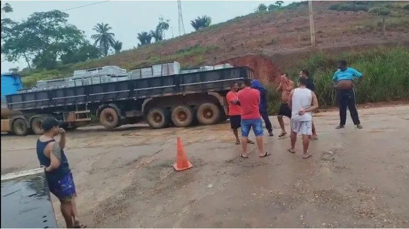 BR-101 completamente parada: protestos, lama e sofrimento castigam caminhoneiros na Bahia BR-101 completamente parada: protestos, lama e sofrimento castigam caminhoneiros na Bahia