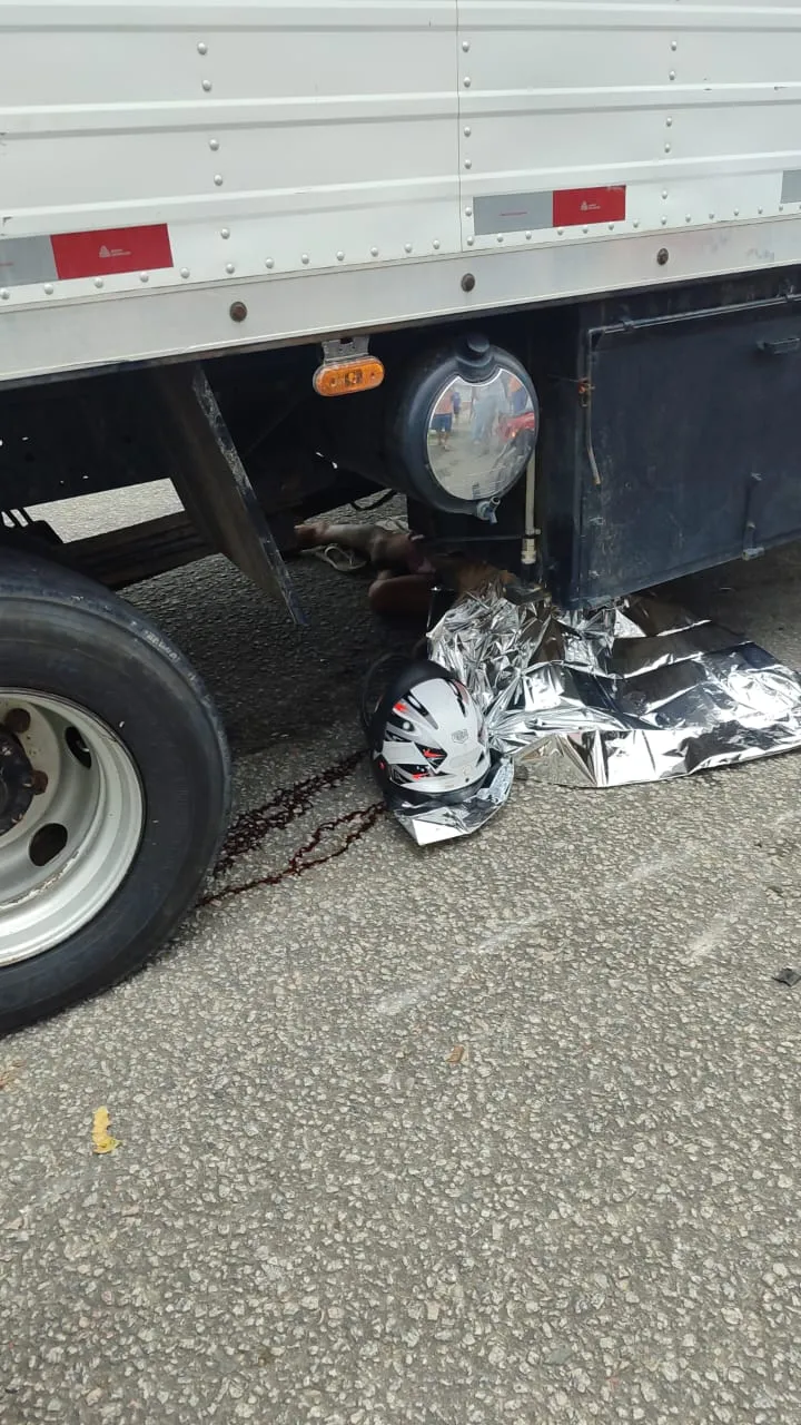 Motociclista morre após colisão com caminhão baú em Eunápolis