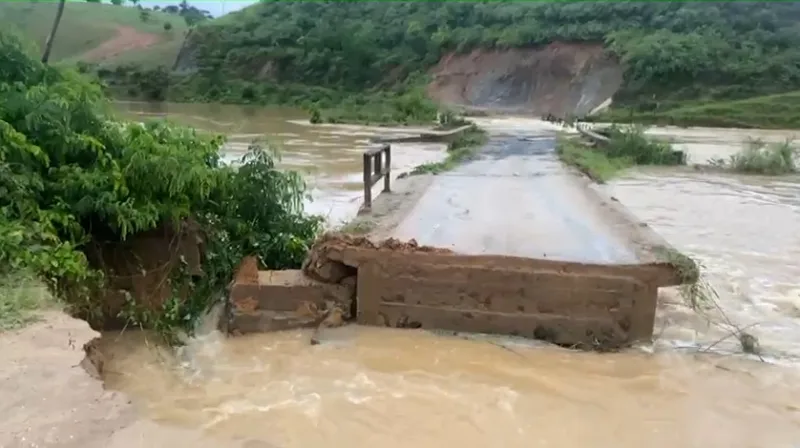 Ponte que liga sede de Itamaraju ao interior volta a ser destruída após fortes chuvas