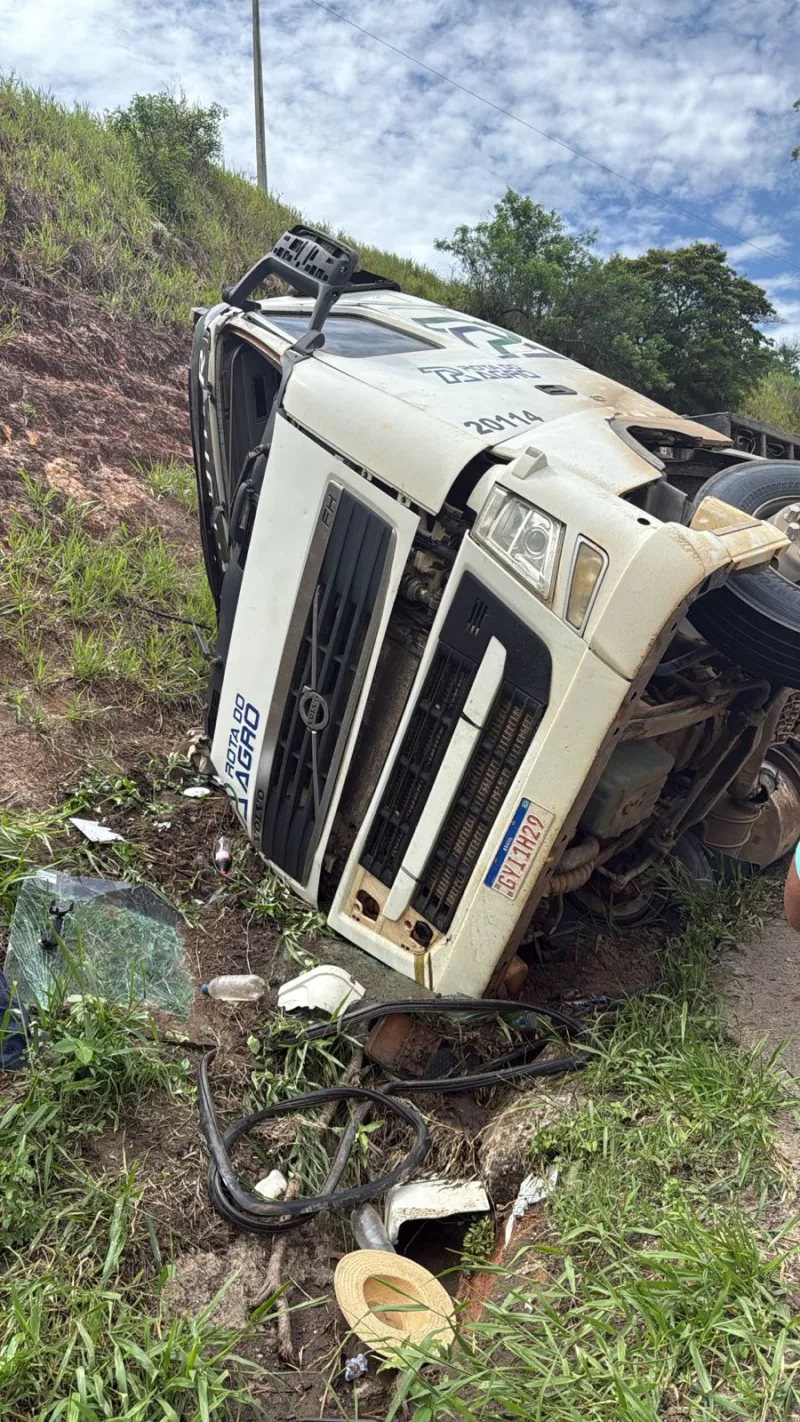 Tombamento de caminhão carregado de bois fecha BR-101 por horas na altura de Itamaraju