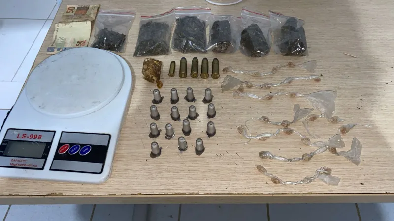 Suspeito de tráfico é preso pela PM em Medeiros Neto Suspeito de tráfico é preso pela PM em Medeiros Neto