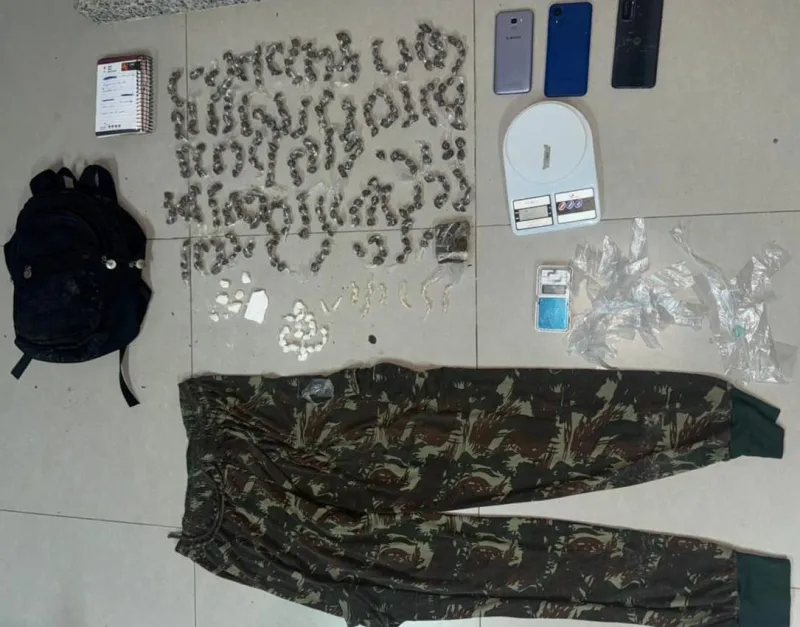 PMBA apreende drogas no bairro Moisés Reis em Eunápolis PMBA apreende drogas no bairro Moisés Reis em Eunápolis