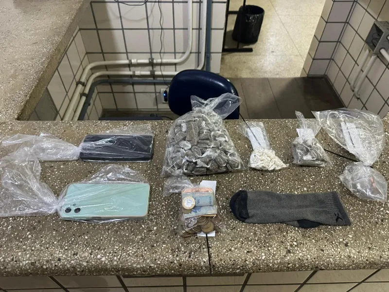 Trio é preso por tráfico de drogas em Itamaraju Trio é preso por tráfico de drogas em Itamaraju