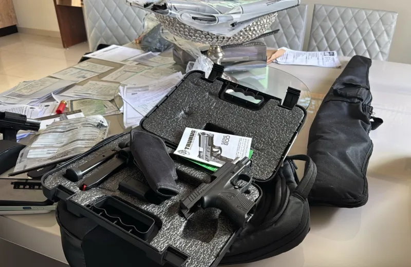 Teixeira de Freitas etá entre as cidade alvo da Operação Orion Scorpii que apreendeu gande quantidade de armas , munições e R$ 200 mil em epécie Teixeira de Freitas etá entre as cidade alvo da Operação Orion Scorpii que apreendeu gande quantidade de armas , munições e R$ 200 mil em epécie