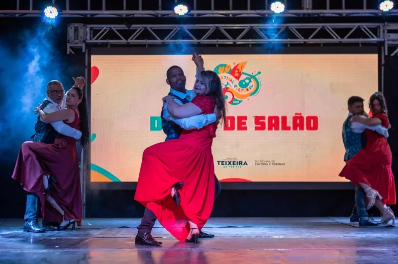 Festival Cultural de Teixeira de Freitas celebra música, moda e dança no terceiro dia de programação Festival Cultural de Teixeira de Freitas celebra música, moda e dança no terceiro dia de programação