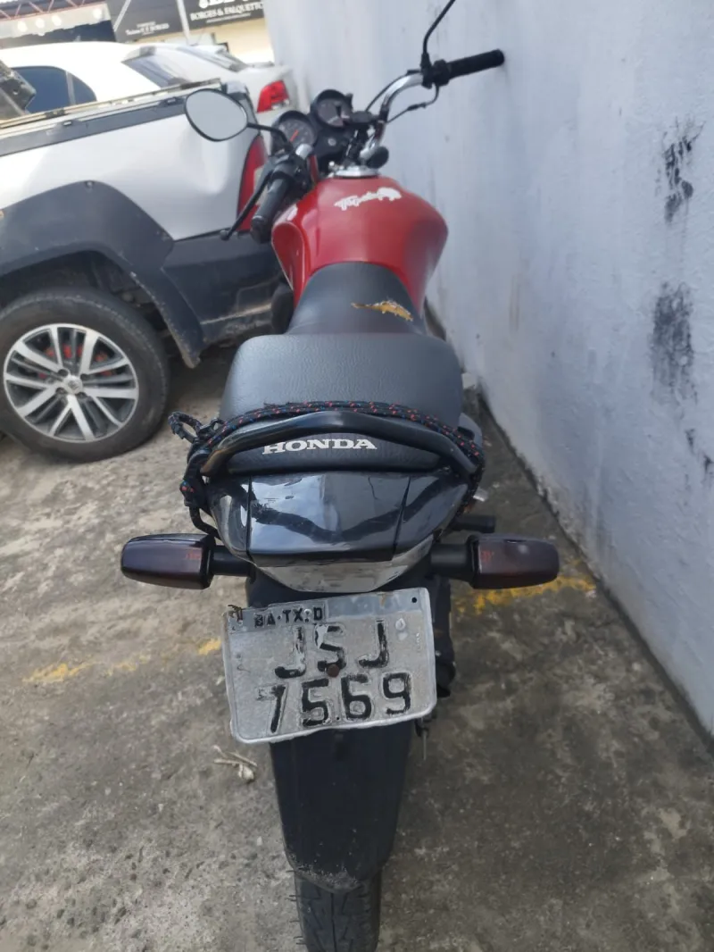 Polícia Militar prende homem com moto adulterada no centro de Teixeira de Freitas Polícia Militar prende homem com moto adulterada no centro de Teixeira de Freitas