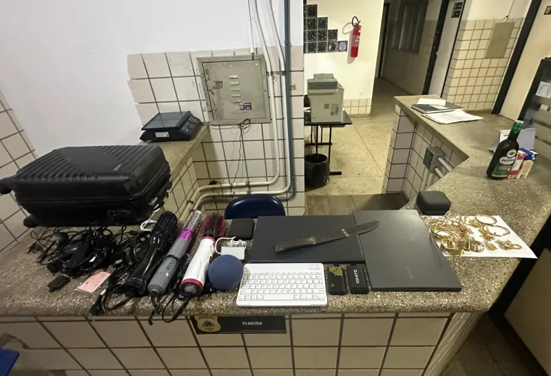 Polícia Militar prende homem que furtou residência em Teixeira de Freitas; todo material foi recuperado. Polícia Militar prende homem que furtou residência em Teixeira de Freitas; todo material foi recuperado.