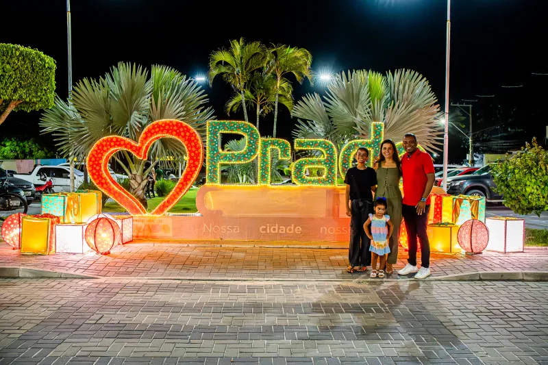 Prefeitura do Prado inaugura decoração natalina na Praça da Matriz Prefeitura do Prado inaugura decoração natalina na Praça da Matriz