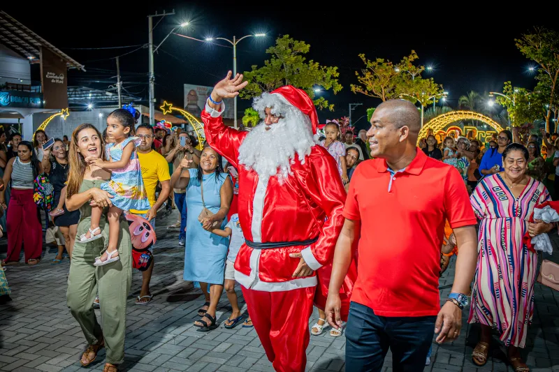 Prefeitura do Prado inaugura decoração natalina na Praça da Matriz Prefeitura do Prado inaugura decoração natalina na Praça da Matriz