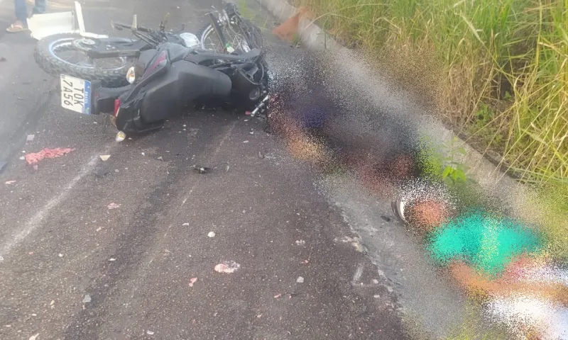 Dois homens morrem após batida entre moto e caminhão na BR-101 em Itabela