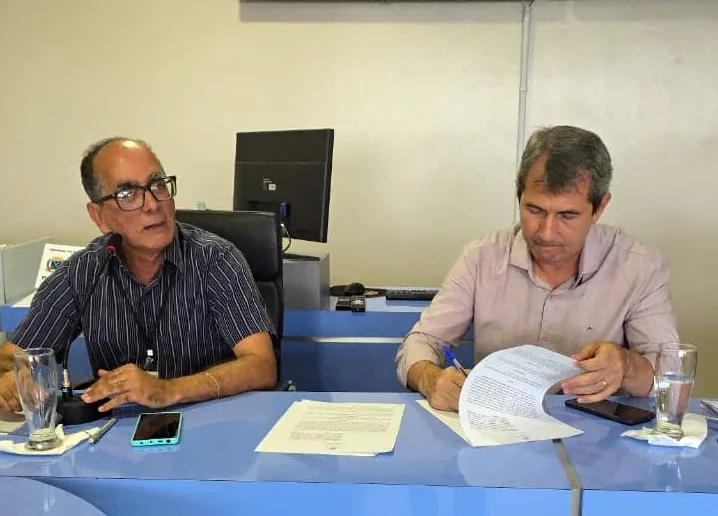 Prefeito Bemtivi assina termo do REURB e reforça compromisso com a regularização fundiária em Itanhém Prefeito Bemtivi assina termo do REURB e reforça compromisso com a regularização fundiária em Itanhém