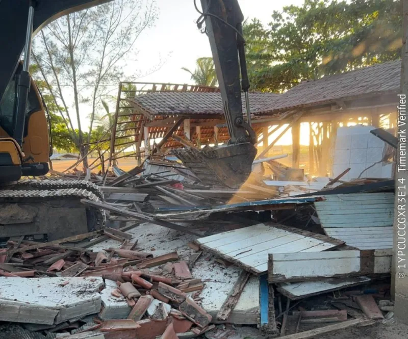 Prefeitura de Nova Viçosa inicia demolição de barracas de praia abandonadas