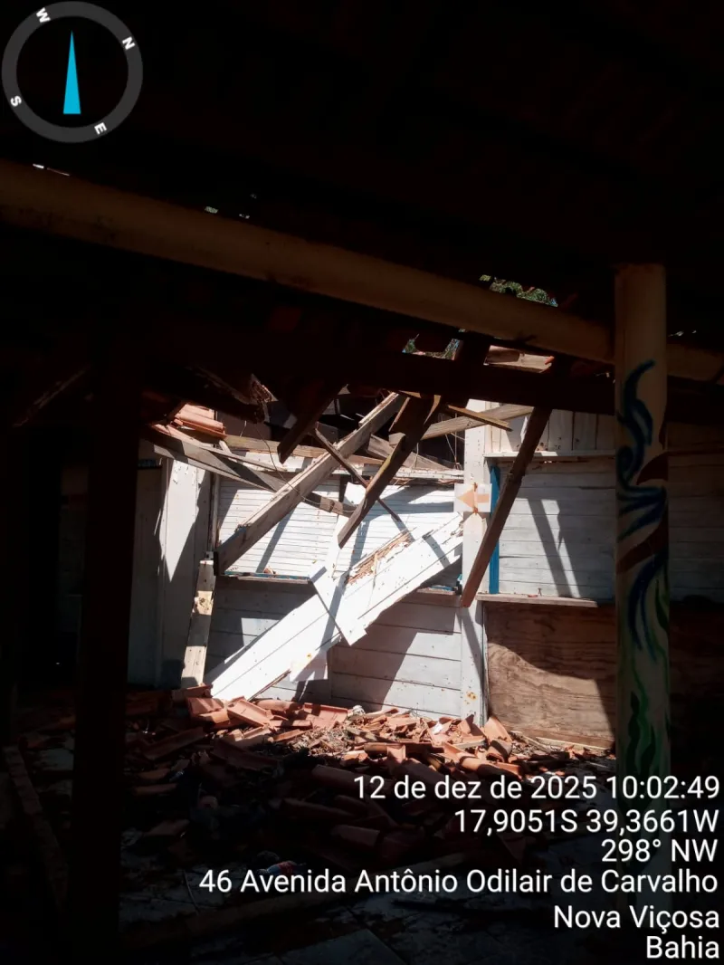 Prefeitura de Nova Viçosa inicia demolição de barracas de praia abandonadas