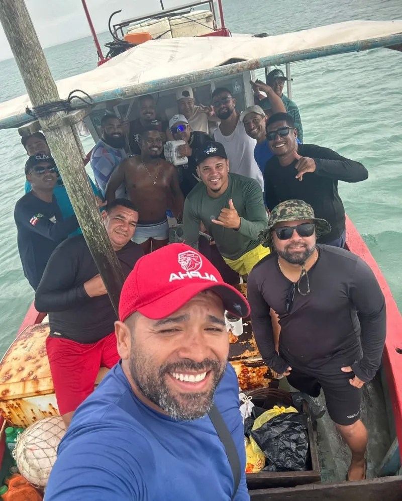 Amigos salvam pescadores à deriva após embarcação naufragar em Guaratiba.