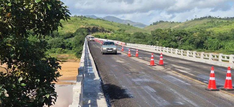 Ponte sobre o Rio Jequitinhonha começa a ser liberada para veículos pesados na BR-101