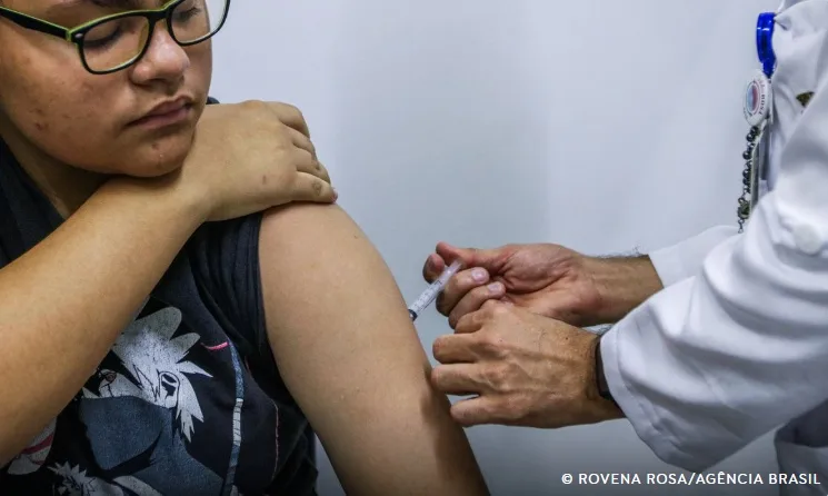 Jovens de 15 a 19 anos podem se vacinar contra HPV até junho de 2026