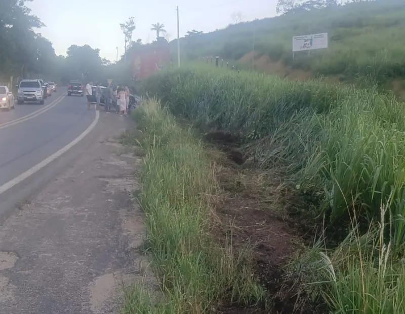 Três pessoas ficam feridas após carro sair da pista e capotar na BR-101 em Itamaraju