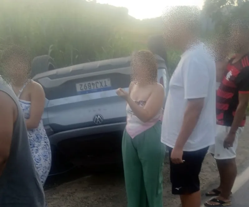 Três pessoas ficam feridas após carro sair da pista e capotar na BR-101 em Itamaraju