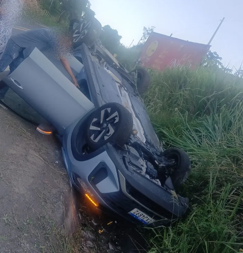 Três pessoas ficam feridas após carro sair da pista e capotar na BR-101 em Itamaraju