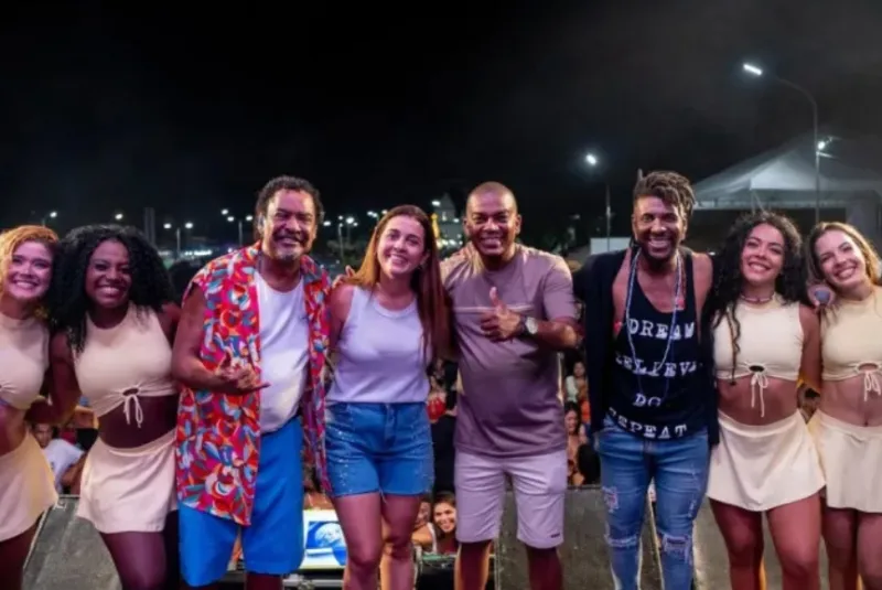 Primeira noite do Réveillon em Prado atrai multidão e tem show animado de É o Tchan Primeira noite do Réveillon em Prado atrai multidão e tem show animado de É o Tchan