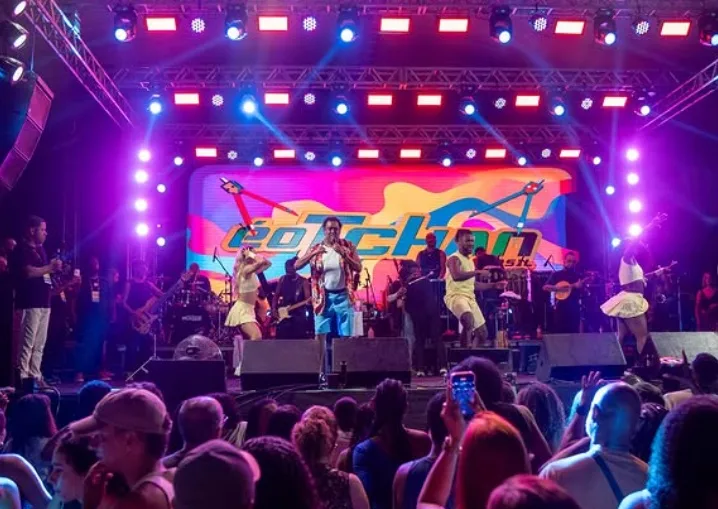 Primeira noite do Réveillon em Prado atrai multidão e tem show animado de É o Tchan Primeira noite do Réveillon em Prado atrai multidão e tem show animado de É o Tchan