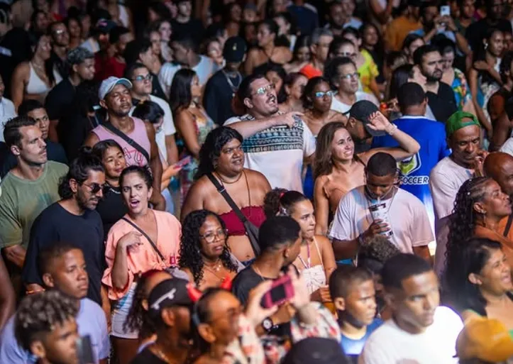 Primeira noite do Réveillon em Prado atrai multidão e tem show animado de É o Tchan Primeira noite do Réveillon em Prado atrai multidão e tem show animado de É o Tchan