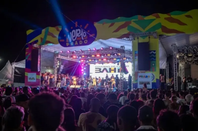 Primeira noite do Réveillon em Prado atrai multidão e tem show animado de É o Tchan Primeira noite do Réveillon em Prado atrai multidão e tem show animado de É o Tchan