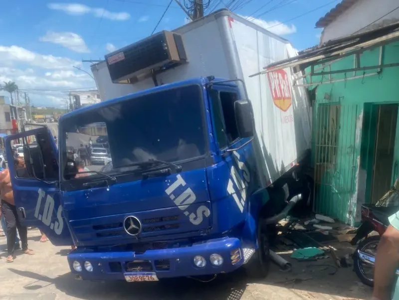 Residência é atingida após caminhão descer descontrolado de ré em  Itamaraju