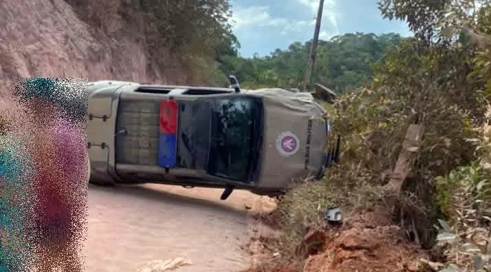 Viatura do 28º BPM capota em trecho da BA-001, em Porto Seguro Viatura do 28º BPM capota em trecho da BA-001, em Porto Seguro